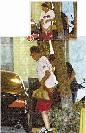 蔡康永男友为炫耀腰上泳裤晒痕 当街光屁股