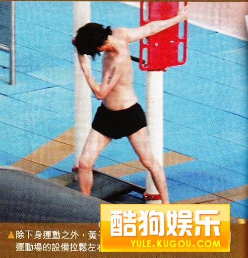 黄子华当街脱衣赤裸狂奔 解压纹身曝光